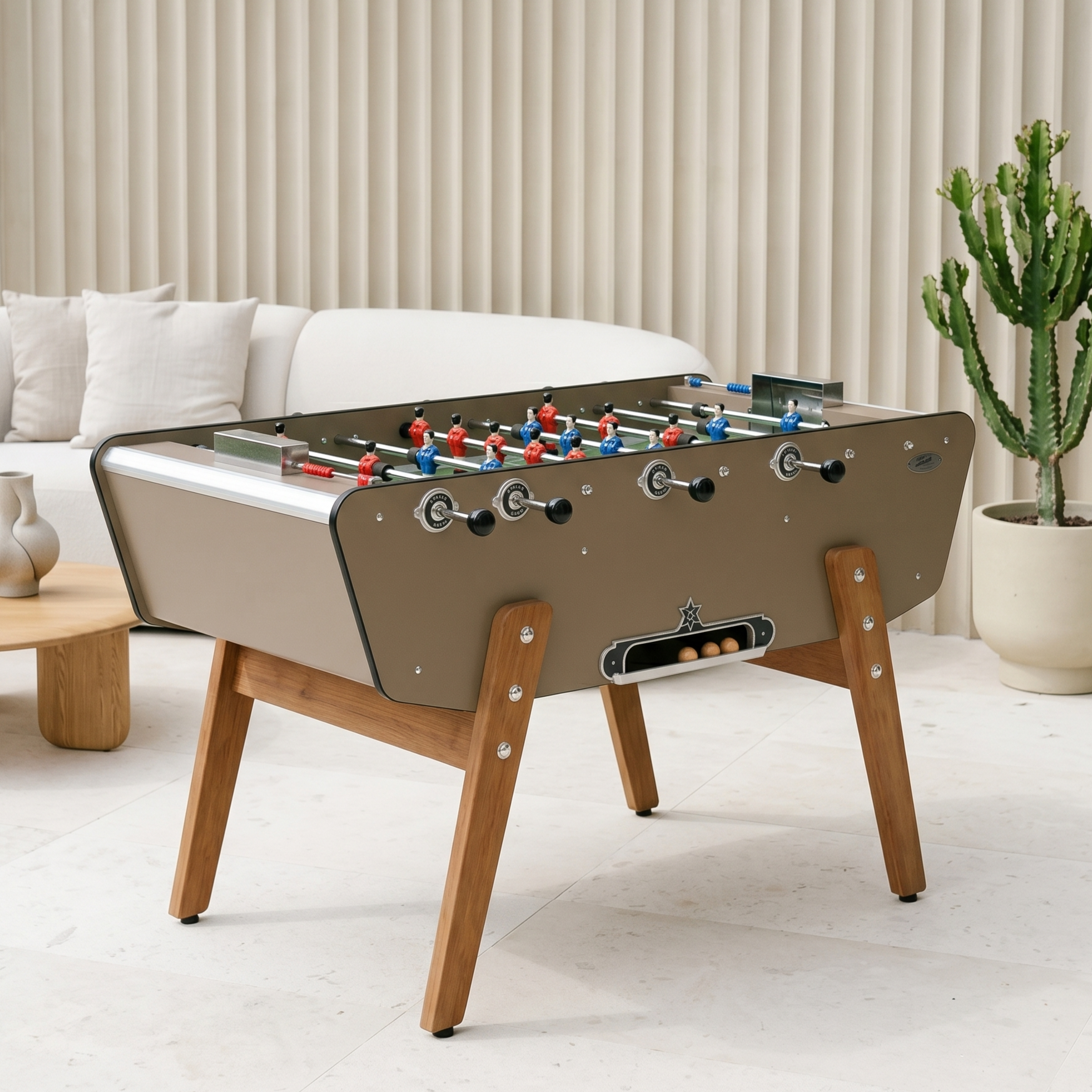 Baby-foot d'extérieur Stella Star Outdoor taupe installé sur une terrasse, finition intemporelle et robuste pour une expérience de jeu en plein air élégante et conviviale.
